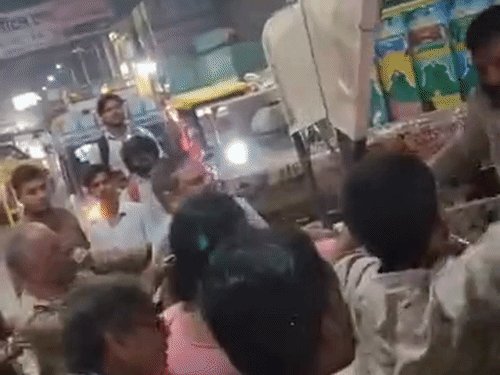 मथुरा में कार और ट्रैक्टर टकराने पर दो पक्ष भिड़े:भाजपा की पूर्व जिलाध्यक्ष पर TSI से मारपीट का आरोप; 3 पर FIR