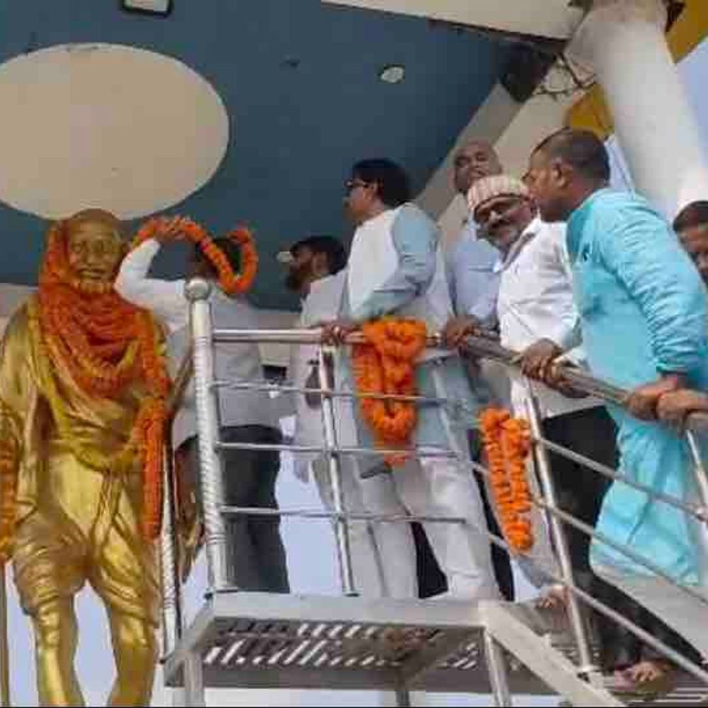 गोरखपुर में गांधी जयंती पर सांसद ने किया माल्यार्पण:महात्मा गांधी को दी श्रद्धांजलि, पूर्व PM लाल बहादुर शास्त्री को भी किया याद