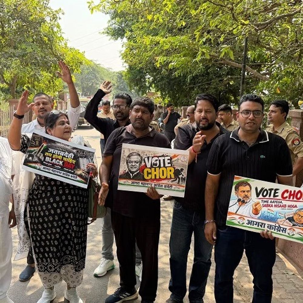 राहुल गांधी की गिरफ्तारी के विरोध में कांग्रेस का प्रदर्शन:आगरा में ब्लैक डे बनाकर जताया विरोध, CEC के इस्तीफे की मांग