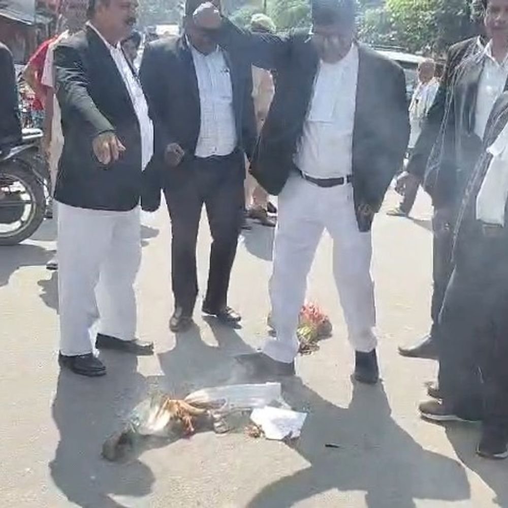 गोंडा में अधिवक्ताओं ने राहुल गांधी का पुतला फूंका:न्यायपालिका पर दबाव बनाने का लगाया आरोप, कांग्रेस के खिलाफ की नारेबाजी