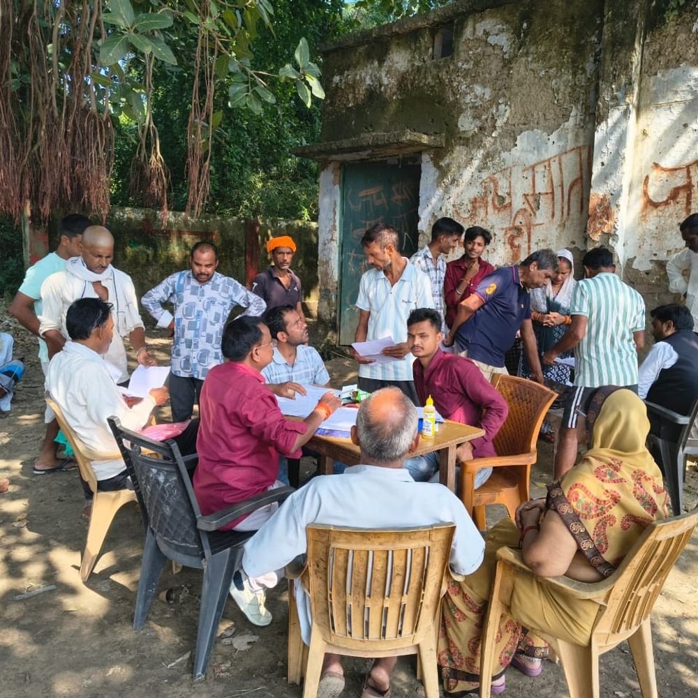 खलीलाबाद-बहराइच रेल लाइन: जमीन अधिग्रहण का मुआवजा मिलना शुरू:रानीजोत देवरिया में प्रशासन ने लगाया कैंप, 219 किसानों की जमीन अधिग्रहित