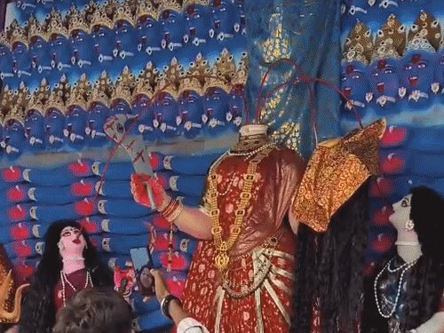 गोरखपुर में सिर कटी मां छिन्नमस्तिका की मूर्ति स्थापित:111 मुख और 64 हाथों वाली डिजिटल माता आकर्षण का केंद्र, ,पलकें खोलकर देंगी आशीर्वाद