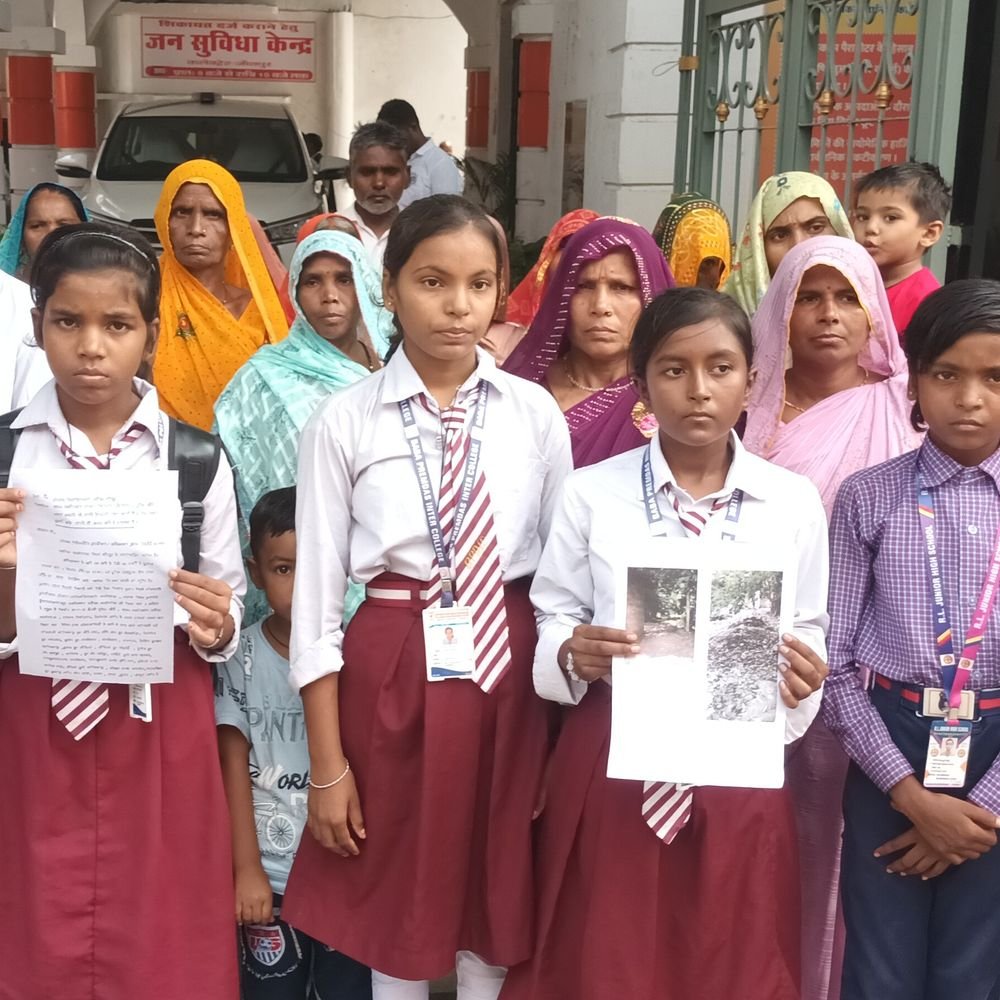 सार्वजनिक रास्ता बंद होने से स्कूली बच्चों की राह मुश्किल:जौनपुर में DM से लगाई गुहार, स्कूल जाने में बच्चों को हो रही परेशानी