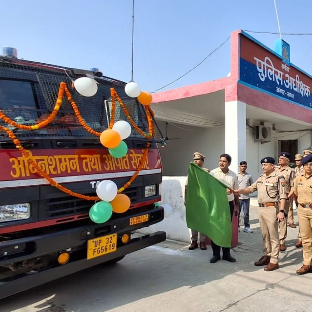 सम्भल को मिले दो नए आधुनिक फायर इंजन:डीएम-एसपी ने हरी झंडी दिखाकर किया रवाना, 4000 लीटर क्षमता का इंजन भी शामिल