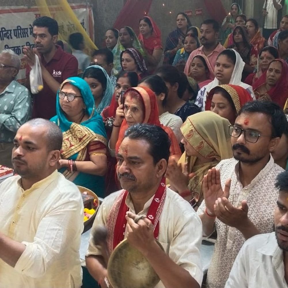 दुर्गा अष्टमी पर मंदिरों में उमड़ी भक्तों की भीड़:मां महागौरी के दर्शन को सुबह से लगी कतारें, भक्तिमय हुआ उन्नाव