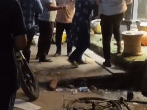 अमरोहा में पुरानी रंजिश के चलते दुकान पर जानलेवा हमला:मारपीट का वीडियो आया सामने, 4 आरोपियों पर केस दर्ज