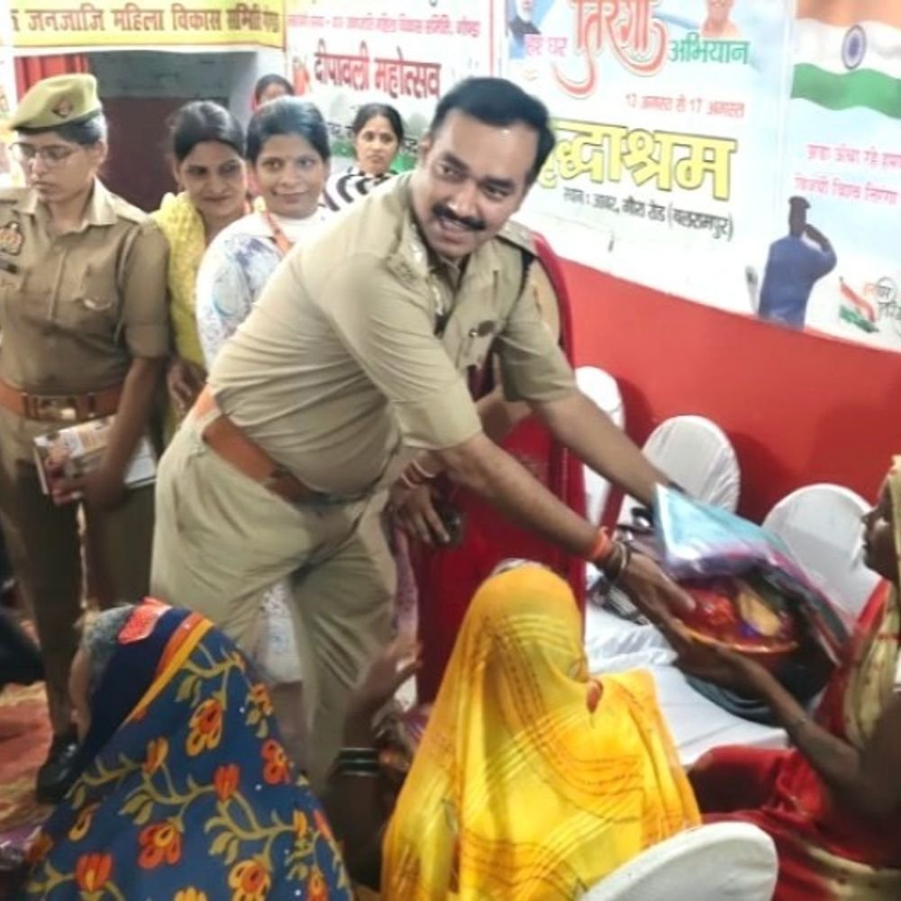बलरामपुर में बुजुर्गों के बीच पहुंचे एसपी-एएसपी:फल-मिठाई, कंबल और अंगवस्त्र देकर बुजुर्गों का जाना हालचाल