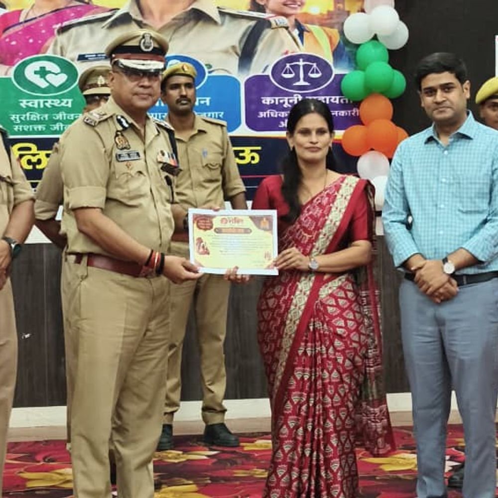 मऊ में मिशन शक्ति के तहत सम्मानित हुईं पुलिसकर्मी-बालिकाएं:सराहनीय कार्य करने पर ADG ने दिए प्रशस्ति पत्र