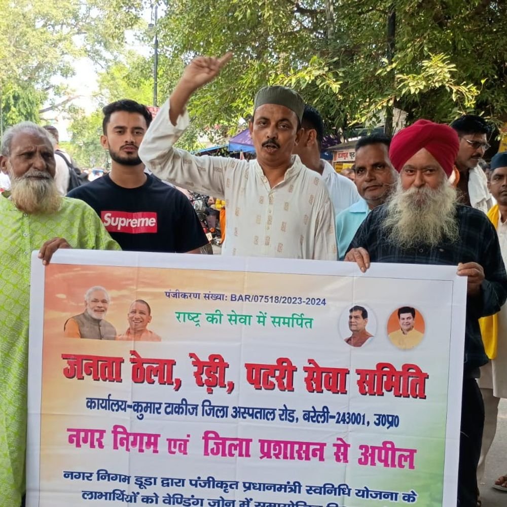 बरेली में वेंडरों को रोजगार बचाने की चुनौती:30 साल से ठेला लगाकर परिवार पाल रहे, प्रशासन से मांगा स्थायी समाधान