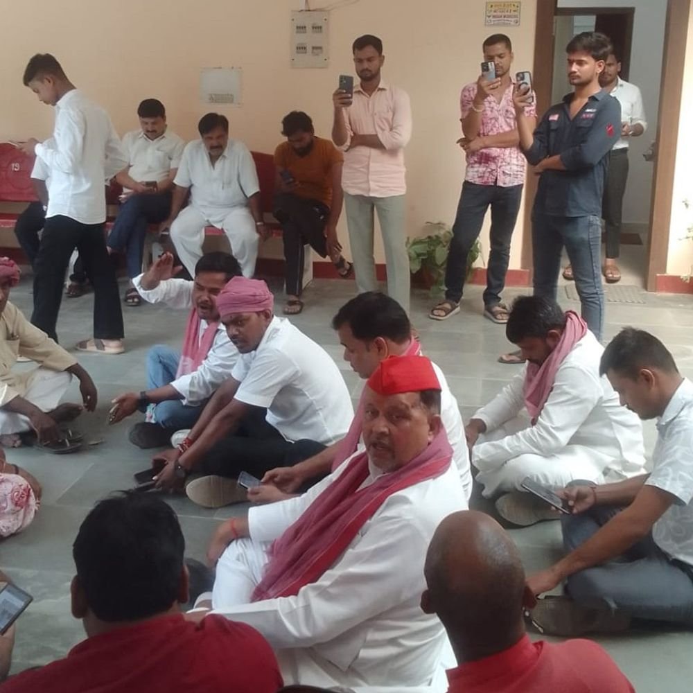 सपा अध्यक्ष अखिलेश यादव हिरासत में लिए गए:संतकबीर नगर में कार्यकर्ता धरने पर बैठे, चुनाव आयोग के खिलाफ लगाए नारे