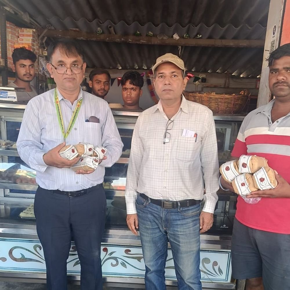 नवरात्र-दशहरा पर मिलावट रोकने के लिए छापेमारी:सोनभद्र में राबर्ट्सगंज की तीन डेयरियों, चोपन के एक प्रतिष्ठान और तेंदू से साबूदाना का नमूना लिया