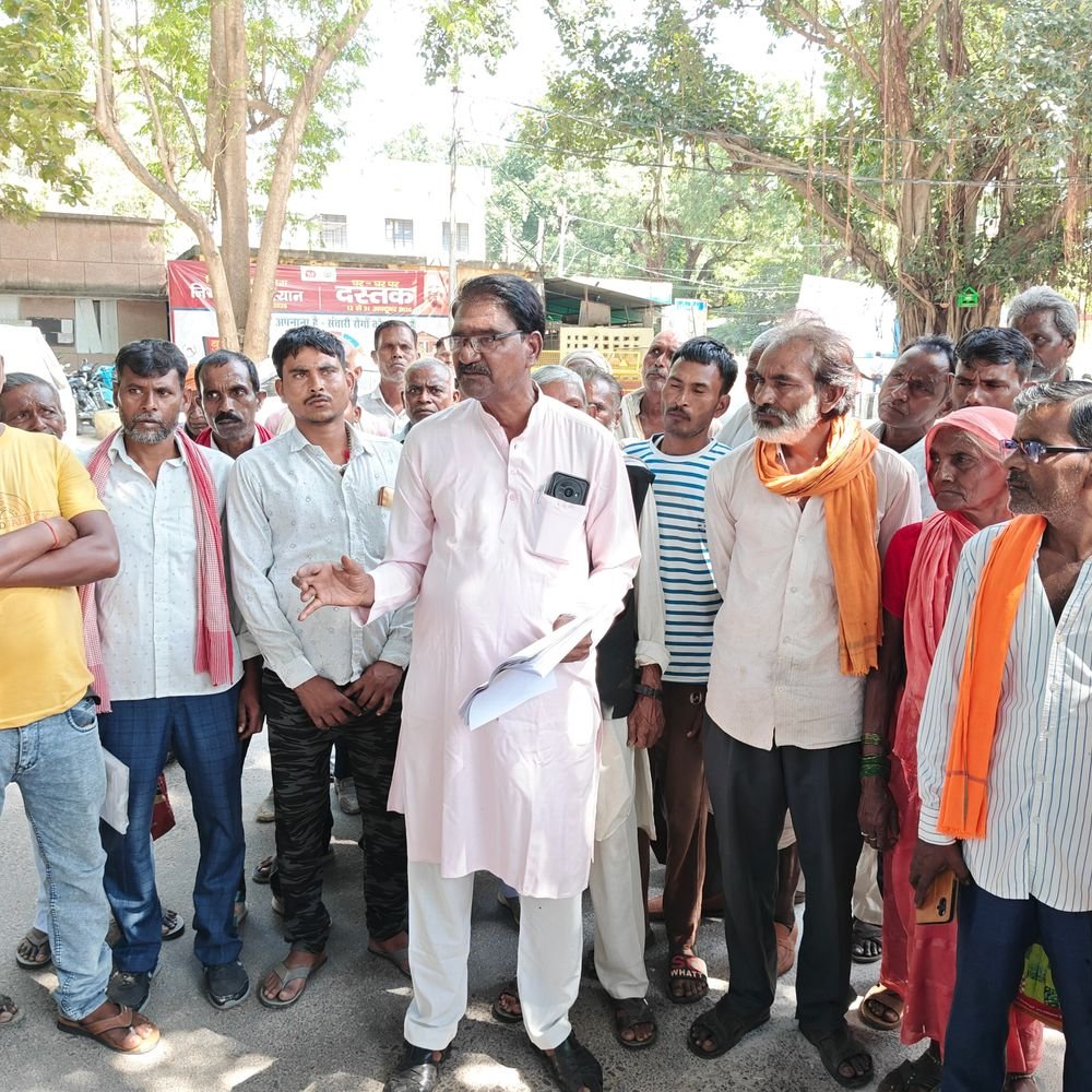 चकबंदी प्रक्रिया में पुराने कर्मचारी ही काम पूरा करें:बांदा के अलिहा गांव में डीएम के जरिए सीएम को भेजा मांगपत्र, ट्रांसफर से प्रक्रिया पर असर