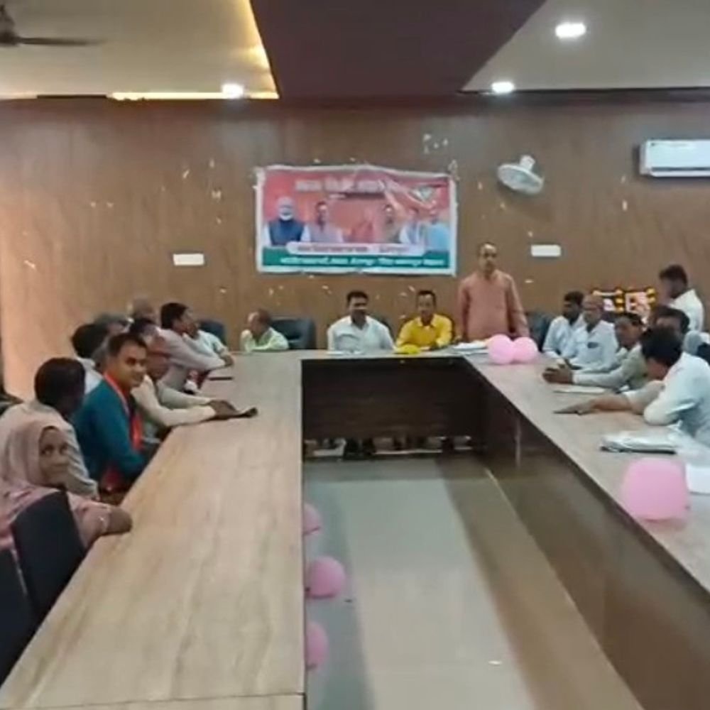 कानपुर देहात में सरकारी सभागार में भाजपा की बैठक:बैनर लगाकर मंडल स्तरीय कार्यक्रम, BDO बोलीं- राजनीतिक बैठक की अनुमति नहीं