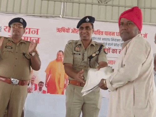 आजमगढ़ पुलिस लाइन में ग्राम प्रहरियों का सम्मान:मुख्यमंत्री योगी आदित्यनाथ ने की 40% मानदेय की वृद्धि, SSP ने किया सम्मानित
