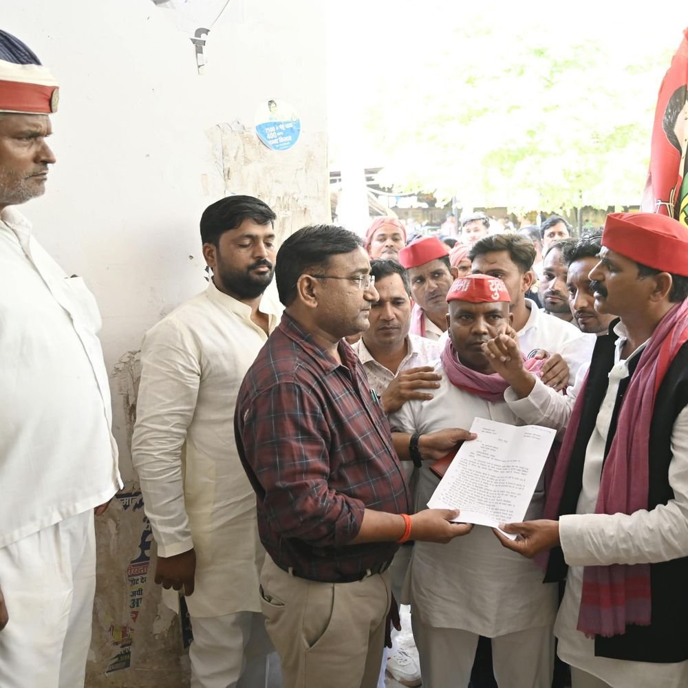 देवरिया में सपा की मोटरसाइकिल यात्रा:एसडीएम को सौंपा मांगपत्र, बोले- समाधान न मिलने पर करेंगे जनआंदोलन करेंगे