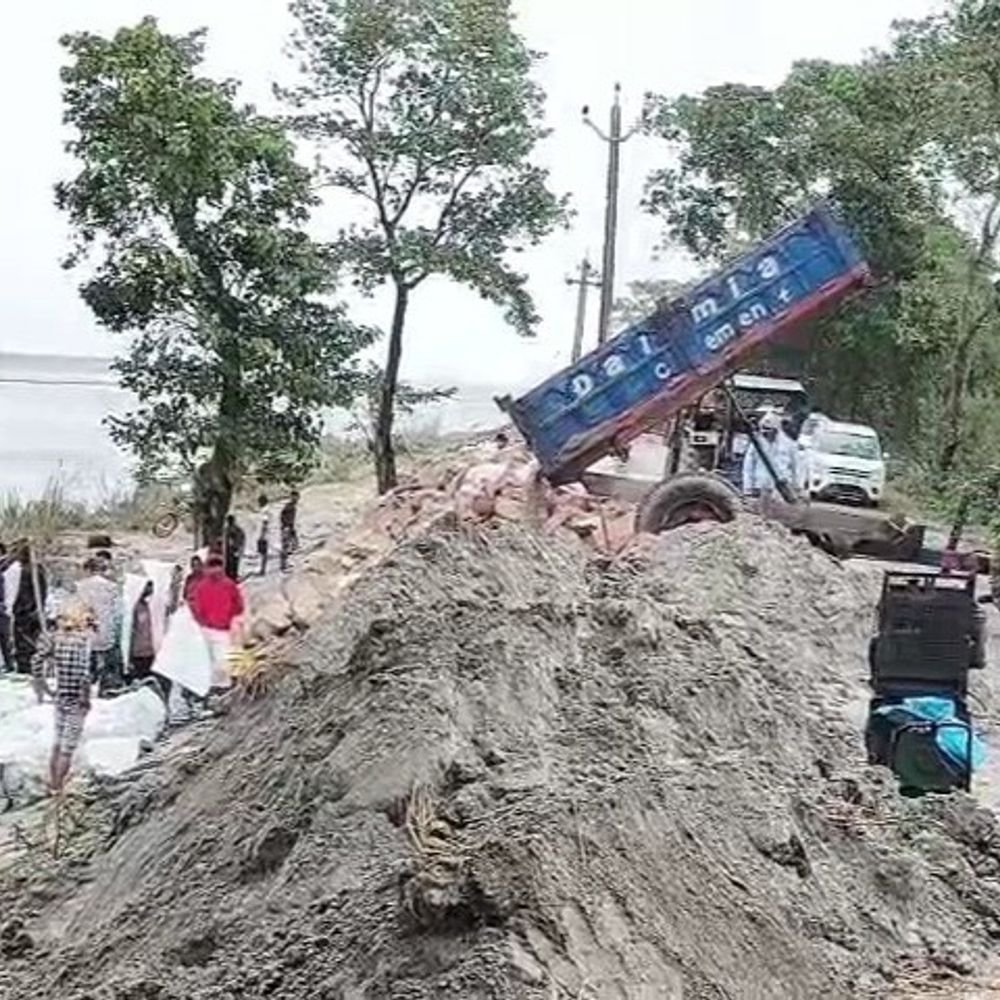 कुशीनगर में एपी बांध का स्लोप कटा, बचाव शुरू:ग्रामीणों को सता रहा बांध टूटने का डर, जवही दयाल में किमी 4.400 से 4.500 के बीच कटान