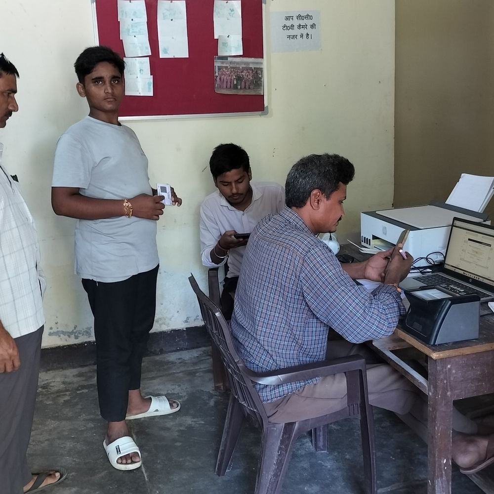 अयोध्या में आधार कार्ड बनाने के नाम पर अवैध वसूली:बच्चों के कार्ड भी 150 में बन रहे, ऑपरेटर बोला- ऊपर भी देना पड़ता है पैसा