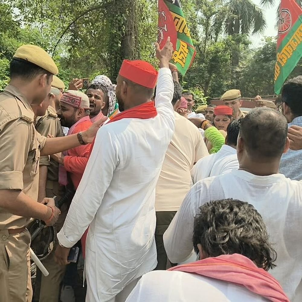 मऊ में इंडिया गठबंधन ने चुनाव आयुक्त का पुतला फूंका:वोटर लिस्ट से नाम काटने का आरोप लगाते हुए कलेक्ट्रेट तक निकाली रैली