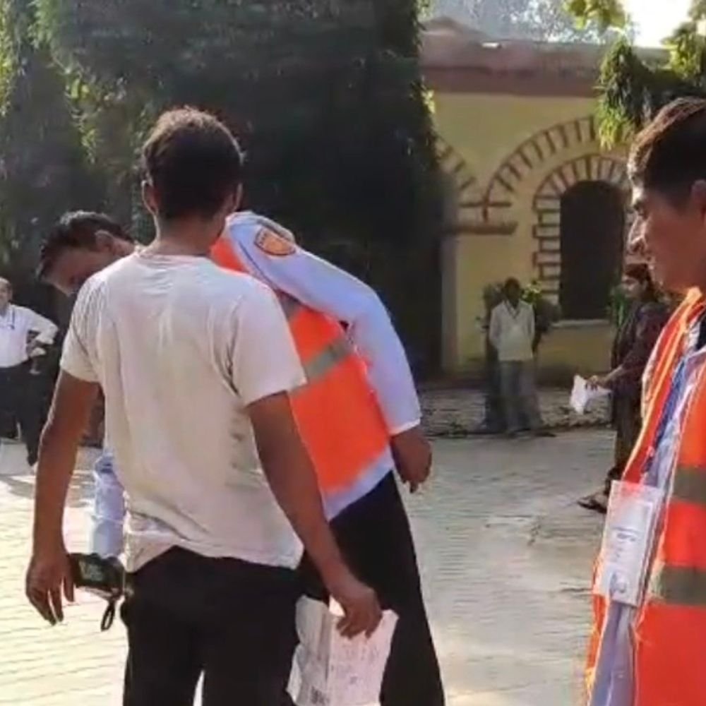 पीईटी की 5,861 अभ्यर्थियों ने परीक्षा छोड़ी:लखीमपुर के 25 केंद्रों पर 14,299 ने दी परीक्षा, डीएम ने किया निरीक्षण