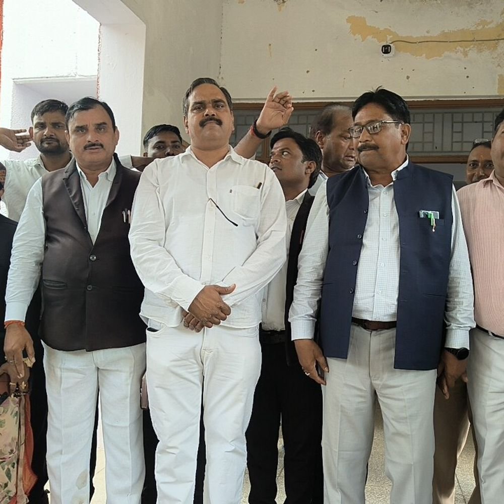 अधिवक्ताओं ने न्यायिक कार्य बहिष्कार कर डीएम को ज्ञापन सौंपा:मुख्य राजस्व अधिकारी के न्यायालय में नाराजगी, 12 और 13 अक्टूबर को न्यायिक कार्य से रहेंगे विरत