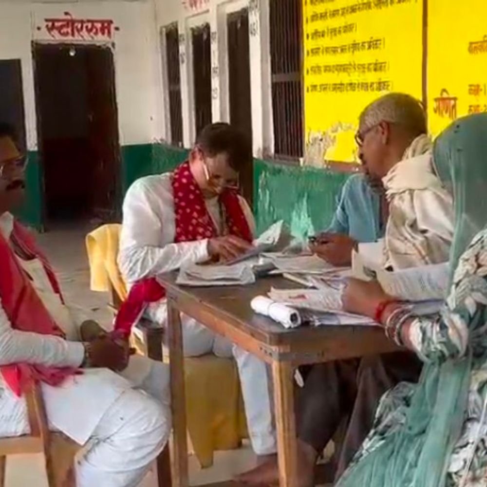 मेरठ में मतदाता सूची सुधार बूथ:बीएलओ से मिले मोहल्लावासी, वोटर लिस्ट पारदर्शी बनाने पर हुई चर्चा