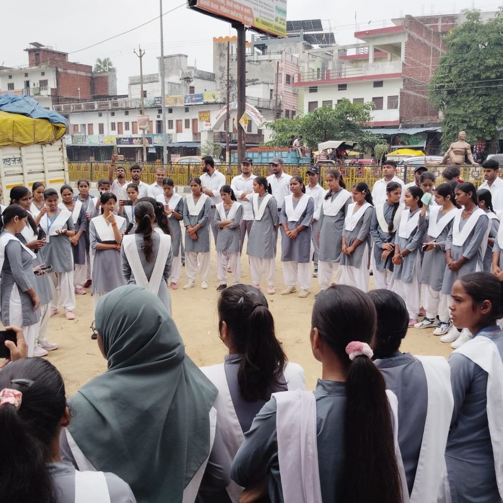 एनएसएस स्वयंसेवकों ने रैली निकालकर किया जागरूक:देवरिया में नुक्कड़ नाटक से बताए एचआईवी से बचाव के तरीके