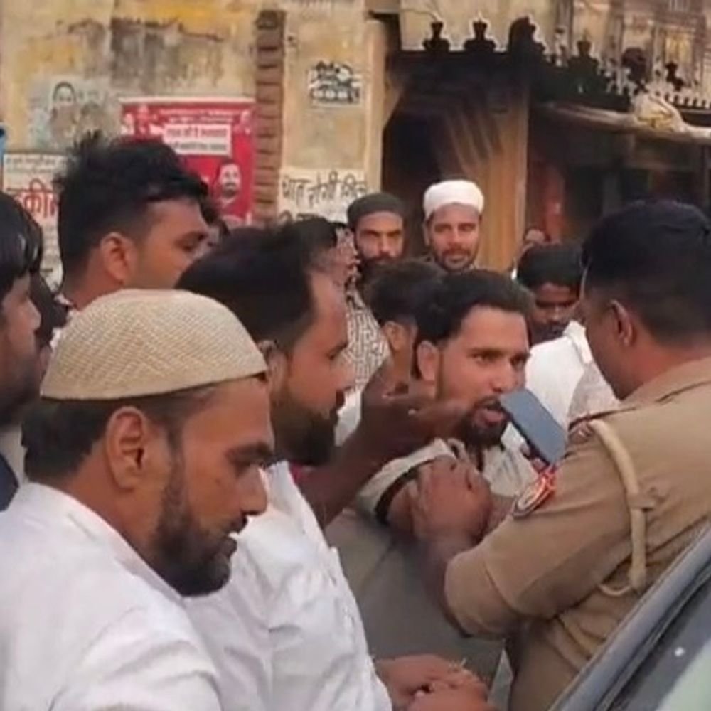 मुजफ्फरनगर में लोगों ने आरोपी को पुलिस से छुड़ाया, VIDEO:शामली पुलिस पकड़ने कार में बिठाकर ला रही थी, लोगों ने गाड़ी को घेरकर निकाला