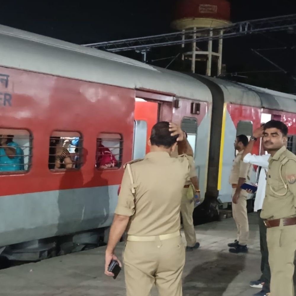 CJP प्रोटेस्ट का नहीं दिखा असर, सुल्तानपुर में जीआरपी अलर्ट:दिल्ली के लिए ट्रेनें निकलीं, स्टेशन व ट्रेनों में पैसेंजरों की भीड़ रही कम