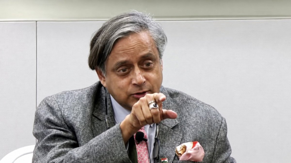 नवी पिल्लई को बधाई नहीं देने पर सरकार से नाराज शशि थरूर