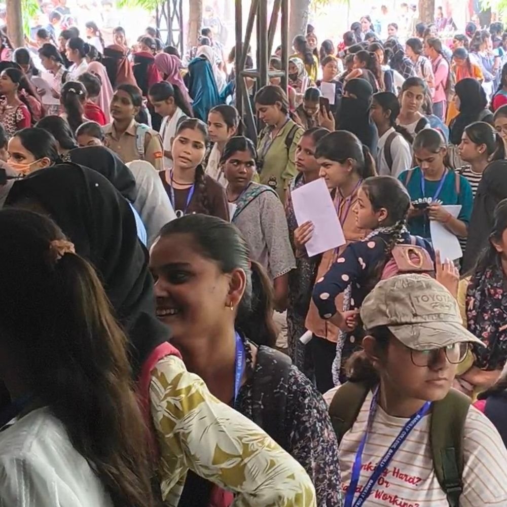आखिरी दिन परीक्षा फॉर्म जमा करने पहुंचे छात्र:बरेली कॉलेज में लंबी कतारों के बीच धक्का-मुक्की; प्रशासन ने संभाली व्यवस्था