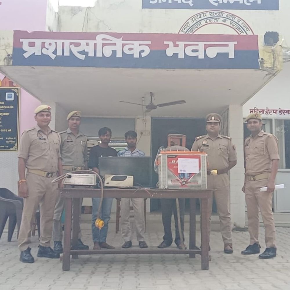 खाली मकान से चोरी करने वाले 3 आरोपी गिरफ्तार:पुलिस ने 10 घंटे में इन्वर्टर-बैटरी, एलसीडी समेत घरेलू सामान बरामद किया