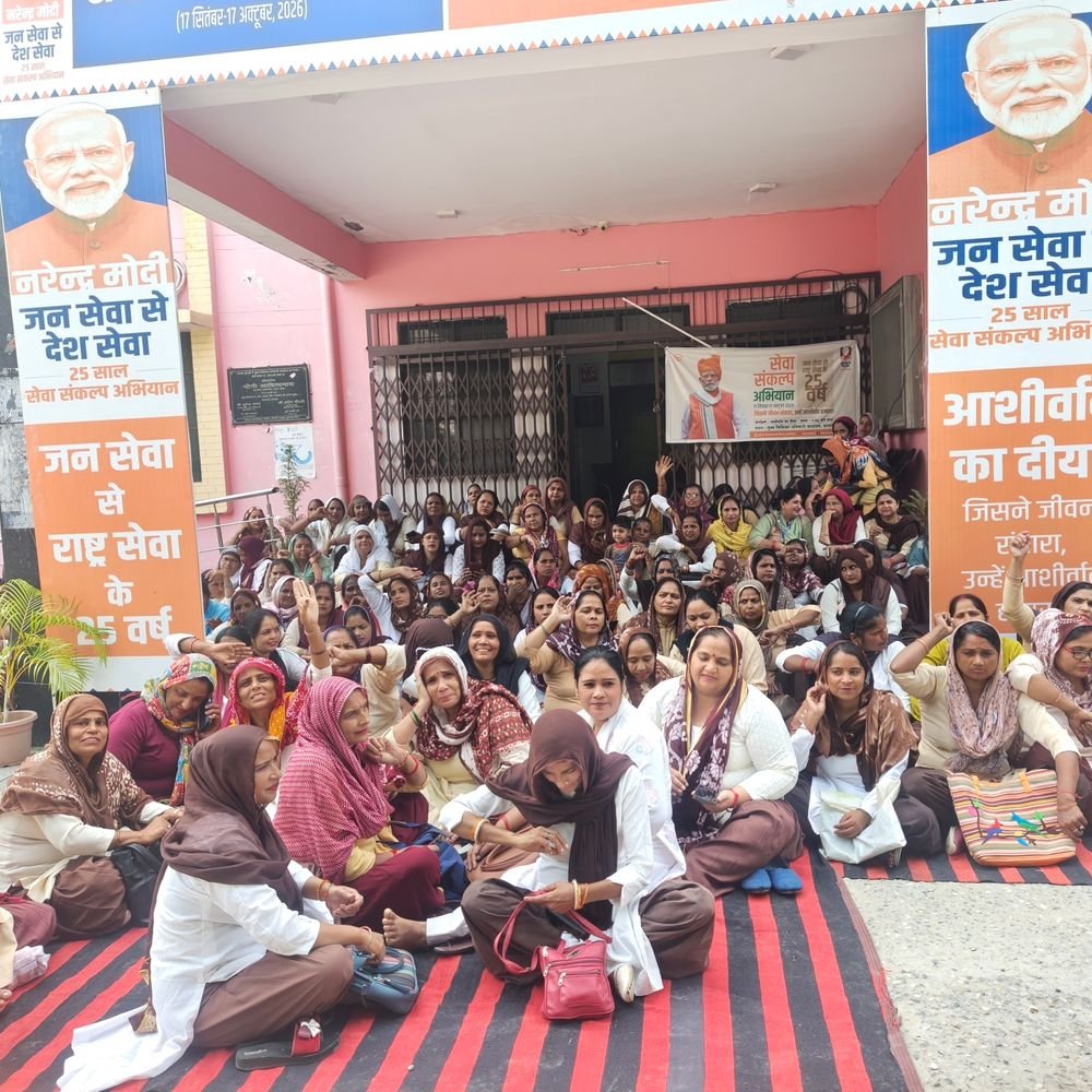 शामली में आशा कार्यकत्रियों ने दिया धरना:मांगें पूरी न होने तक सीएमओ कार्यालय पर डटे रहने का ऐलान