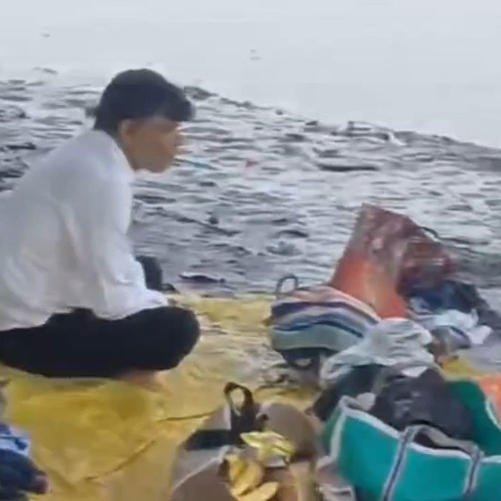 पांचाल घाट पर पितृ अमावस्या पर उमड़ी श्रद्धालुओं की भीड़:फर्रुखाबाद में गंगा स्नान और तर्पण शुरू, पितरों की आत्मा की शांति के लिए किया दान-पुण्य