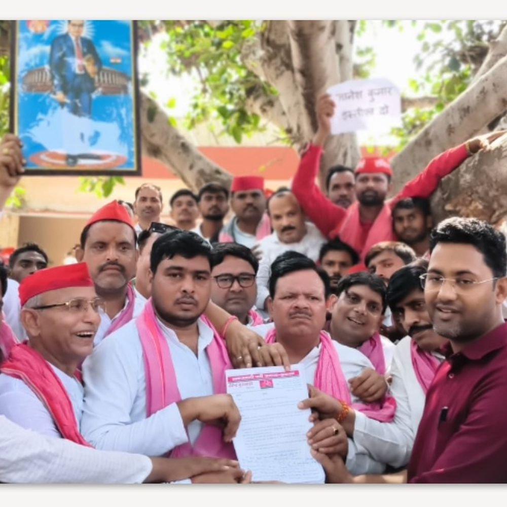 हाथरस में सपा ने निर्वाचन आयुक्त का पुतला फूंका:'वोट बचाओ-देश बचाओ' अभियान के तहत पैदल मार्च निकाला, पुलिस से हुई झड़प
