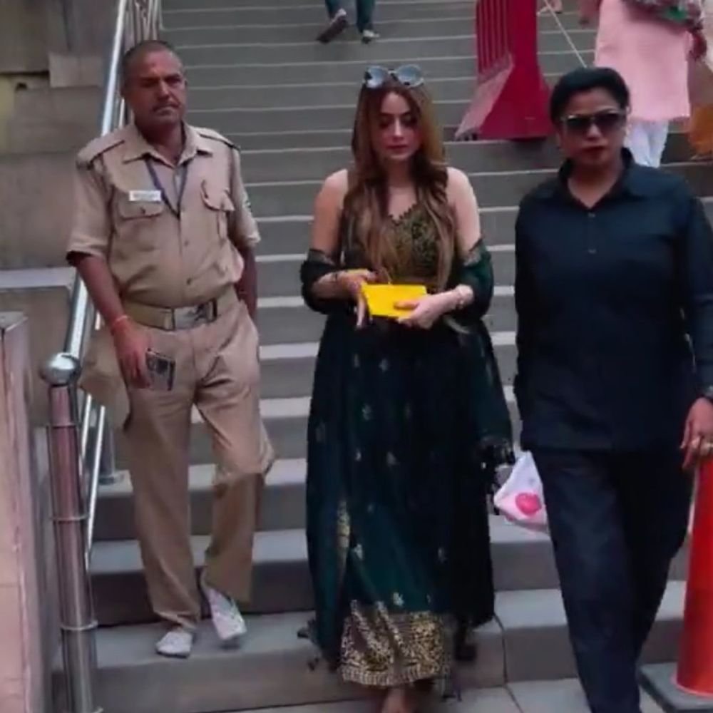 सरकारी गनर के साथ दर्शन करने पहुंची श्रद्धा दुबे:एक्स पर पोस्ट कर लोगों ने कमेंट किया, बोले - इसकी जांच होनी चाहिए