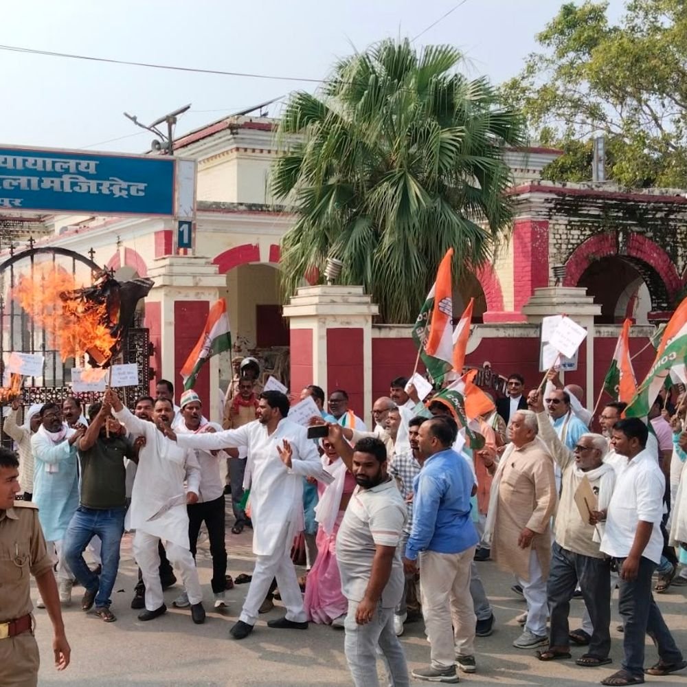 गाजीपुर में कांग्रेस ने किया प्रदर्शन:कांग्रेस ने मतदाता सूची में गड़बड़ी पर मुख्य चुनाव आयुक्त का पुतला फूंका