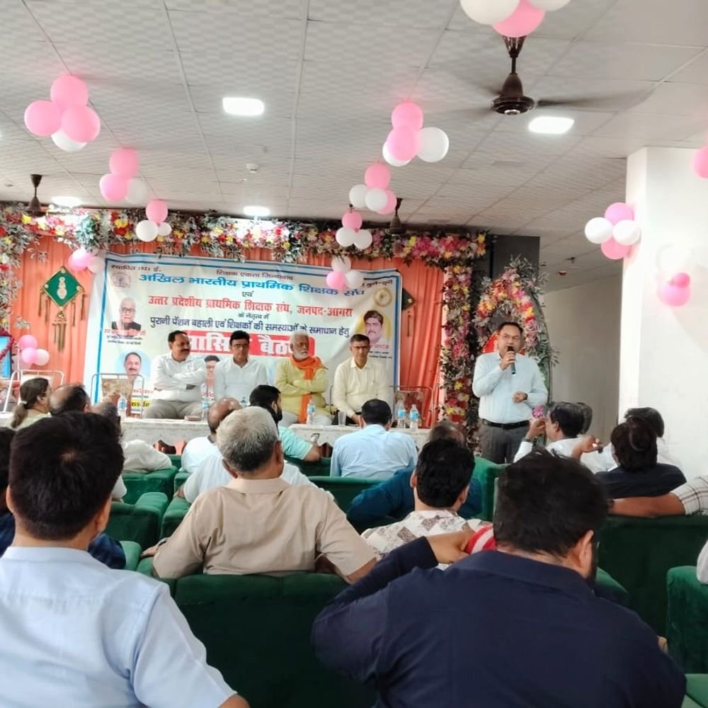 परिषदीय विद्यालयों के समय में बदलाव की मांग:आगरा में शिक्षक संघ बोला- दोपहर की गर्मी में बच्चों को परेशानी
