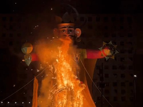 कानपुर परेड रामलीला में कुंभकर्ण का वध:70 फीट पुतले का जोरदार धमाके के साथ दहन, आसमानी आतिशबाजी देखने पहुंचे दर्शक