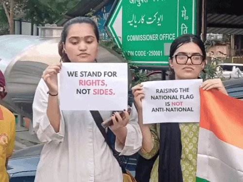 सीजेपी नेताओं की गिरफ्तारी के विरोध की आंच मेरठ पहुंची:कमिश्नरी पर तिरंगा लेकर छात्रों का पीसफुल प्रोटेक्शन, बोले- तिरंगा लहराना हमारा संवैधानिक अधिकार