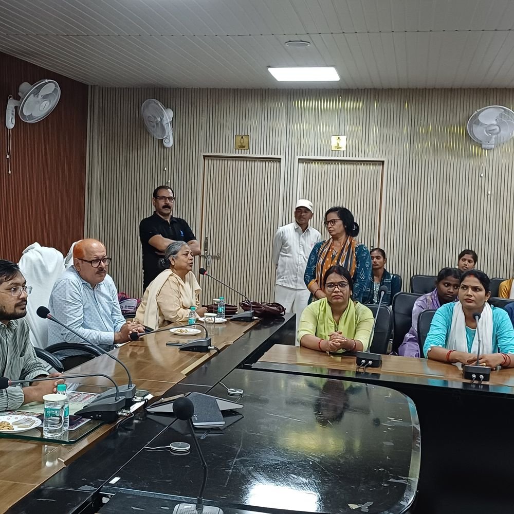 चंदौली में छात्राओं ने अंतरराष्ट्रीय बालिका दिवस पर दिया बाल:महिला कल्याण विभाग की गोष्ठी में DM ने की तारीफ, कौशल प्रशिक्षण पर जोर