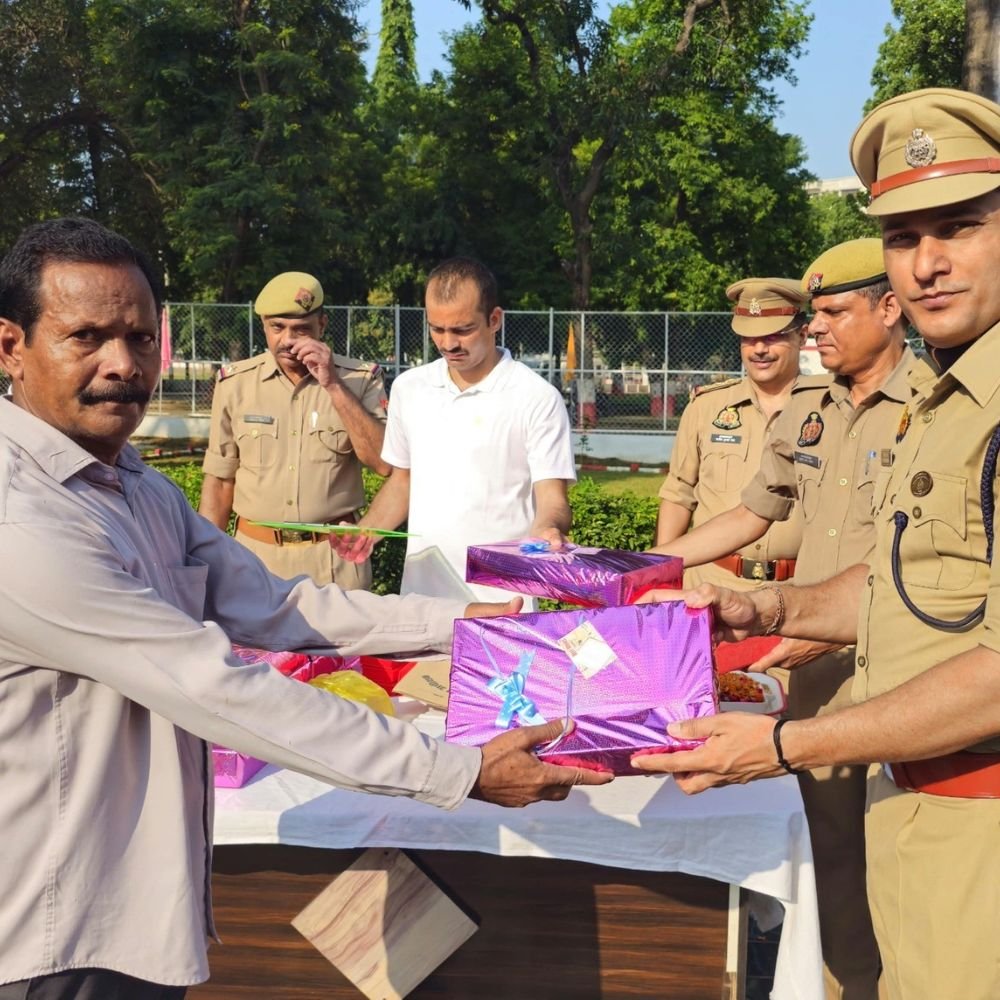 गांधी-शास्त्री जयंती पर पुलिस अधिकारियों ने दी श्रद्धांजलि:प्रतापगढ़ में एसपी समेत अधिकारियों ने शपथ ली, उत्कृष्ट सेवा पदक भी दिए