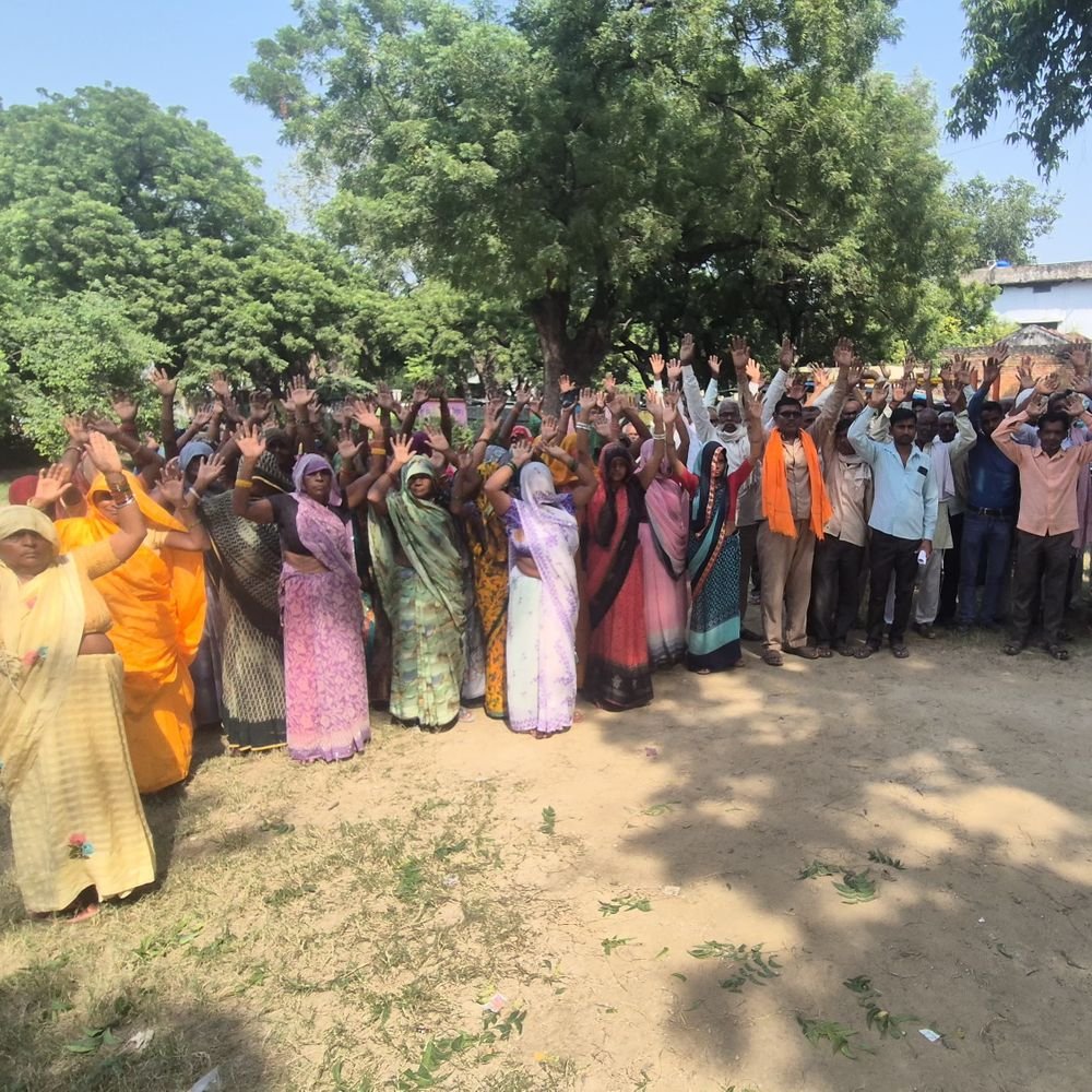 शराब ठेका हटाने की मांग पर ग्रामीण DM ऑफिस पहुंचे:बोले- युवा शराब पीकर मर रहे, नई पीढ़ी बर्बाद हो रही; 6 दिन पहले महिलाओं ने ठेके में की थी तोड़फोड़