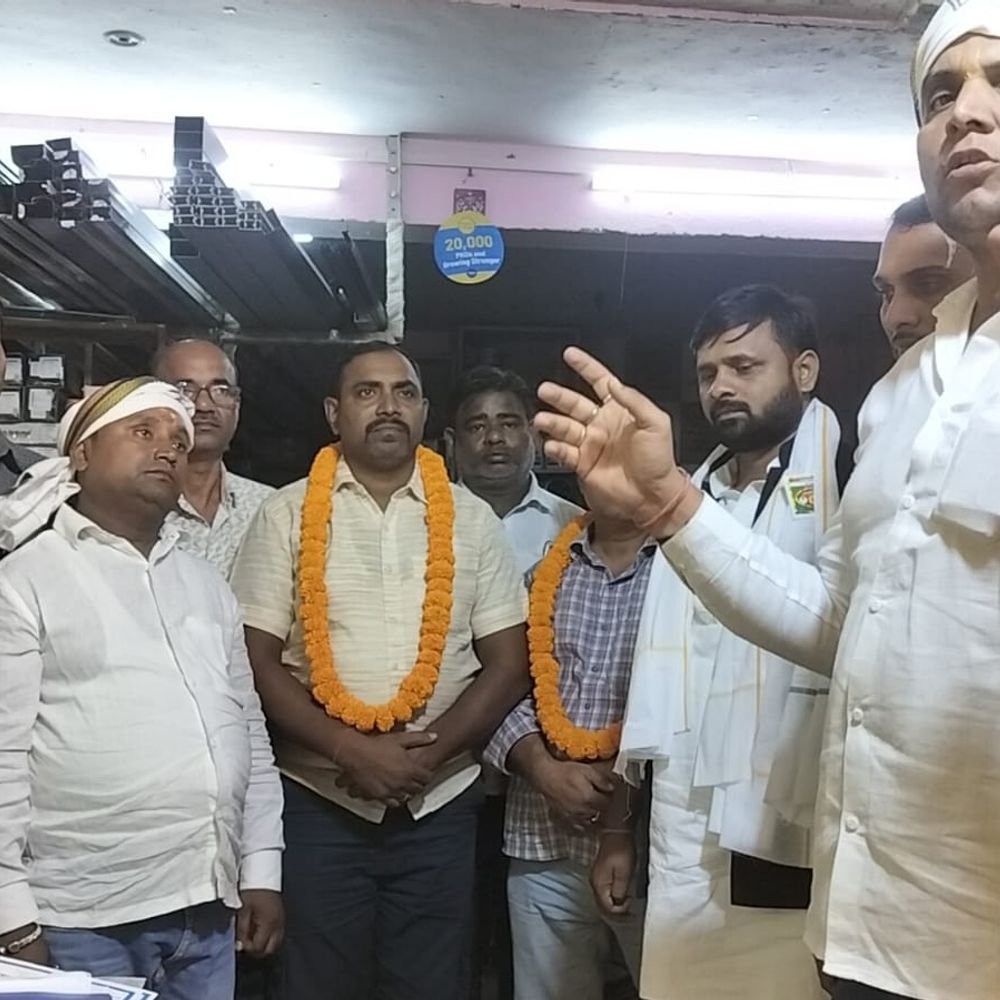 वाराणसी में शिवकुमार गुप्ता का स्वागत:फूलपुर व्यापार मंडल ने स्मृति चिह्न और अंगवस्त्र देकर नवाजा
