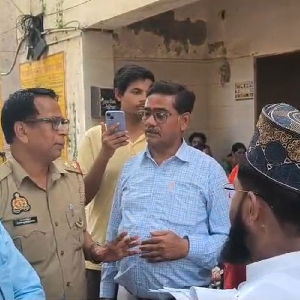 उन्नाव में जलभराव से परेशान लोगों का फूटा गुस्सा, VIDEO:नगर पालिका कार्यालय पर प्रदर्शन, स्थायी समाधान की मांग