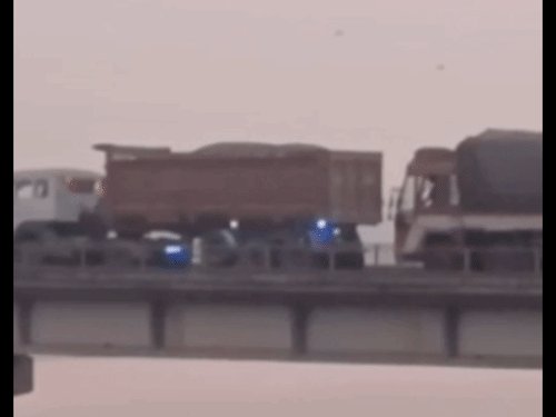 डंपर खराब होने से हाईवे पर 10 किमी लंबा जाम:हमीरपुर में 4 घंटे तक फंसे रहे वाहन, कानपुर-सागर हाईवे-34 पर थमी रफ्तार