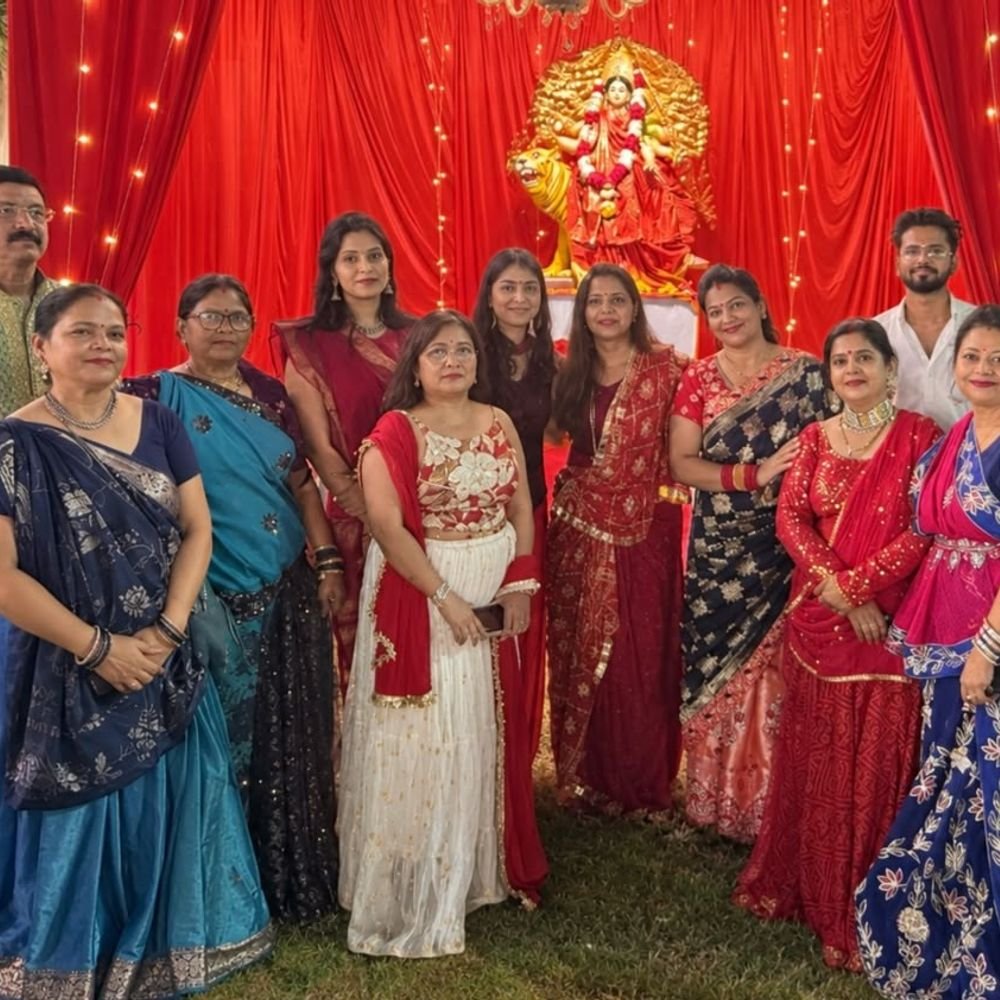 लखनऊ में डांडिया की धुनों पर झूमे सैकड़ों युवा:मां दुर्गा की महाआरती से शुरू हुआ ‘आवो रे आवो डांडिया उत्सव’
