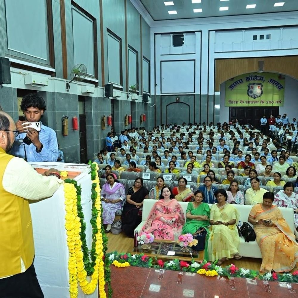 आगरा कॉलेज में युवाओं को करियर मार्गदर्शन मिला:विद्यार्थियों को प्रतियोगी परीक्षाओं, रोजगार और सरकारी योजनाओं की जानकारी दी गई