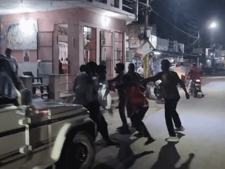 हरदोई में फल विक्रेता को कोतवाली गेट पर पीटा, VIDEO:शराब पीने से मना करने पर 15-20 लोगों ने घेरा, मेडिकल कॉलेज में भर्ती