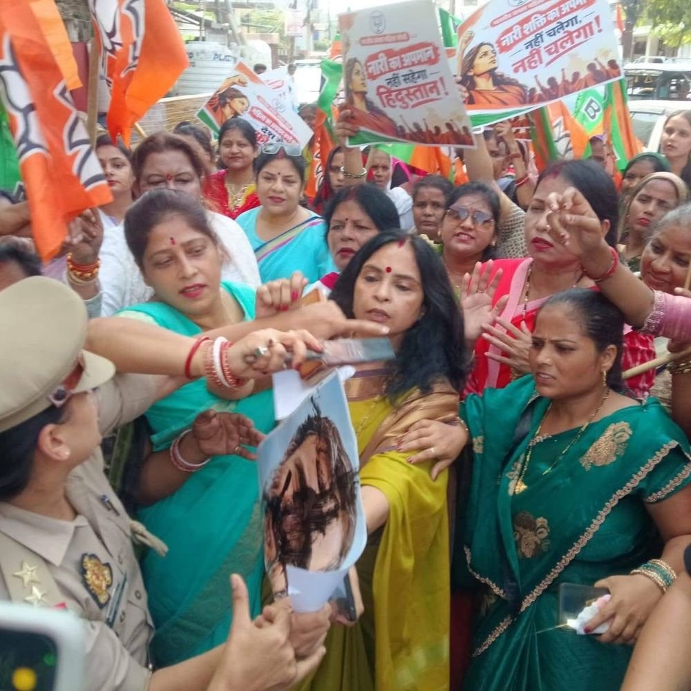 हरदोई में भाजपा महिला मोर्चा का प्रदर्शन:कांग्रेस जिला कार्यालय का घेराव, सांसद प्रो. बिमोल अकोइजम के इस्तीफे की मांग