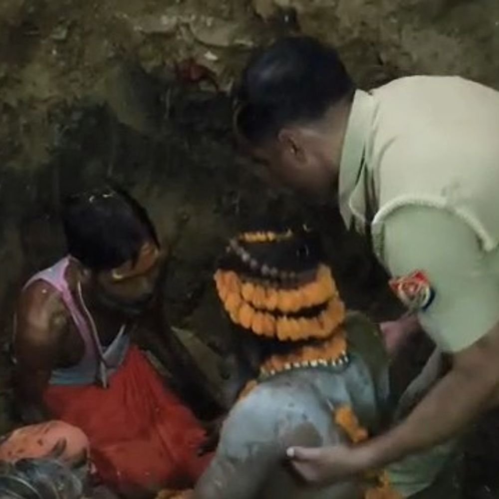 पीलीभीत में महंत ने पानी भरे गड्ढे में ली समाधि:थानाध्यक्ष ने कूदकर बचाई जान, आश्रम की जमीन के लिए 5 माह से थे अनशन पर